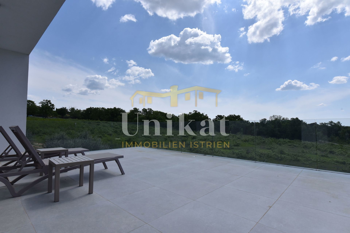 Moderna vila obdana z zelenjem in z razgledom na morje